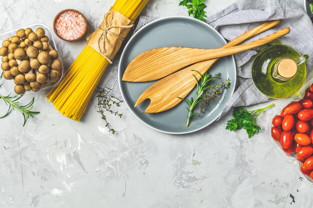 Mesa con utensilios de cocina